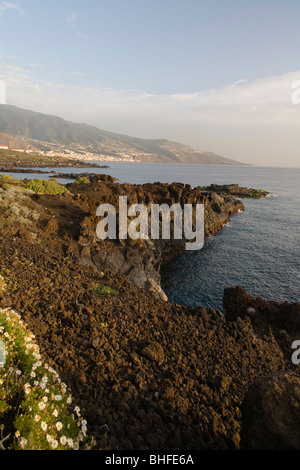 Il paesaggio costiero a Los Cancajos, Santa Cruz de la Palma e il lato est della Caldera de Taburiente in background, Atlantic oce Foto Stock