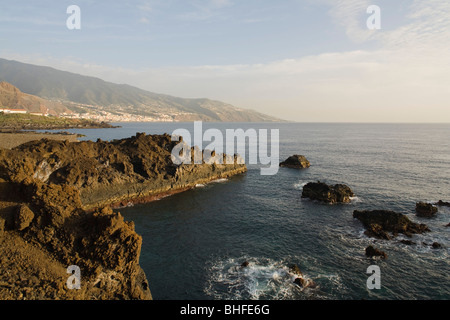 Il paesaggio costiero a Los Cancajos, Santa Cruz de la Palma e il lato est della Caldera de Taburiente in background, Atlantic oce Foto Stock