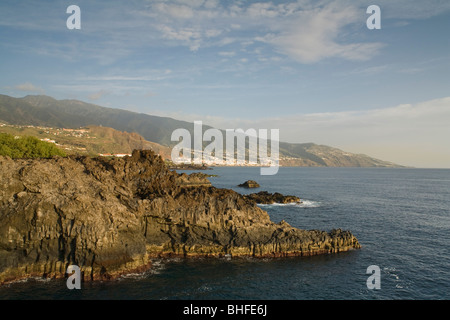 Il paesaggio costiero a Los Cancajos, Santa Cruz de la Palma e il lato est della Caldera de Taburiente in background, Atlantic oce Foto Stock