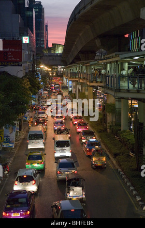 Sulle vetture di Silom Road in ora di punta in serata, Bangkok, Thailandia, Asia Foto Stock