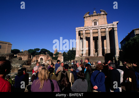 Italia, Roma, foro Romano, tempio di Antonino e Faustina e chiesa di San Lorenzo in Miranda, gruppo di turisti Foto Stock