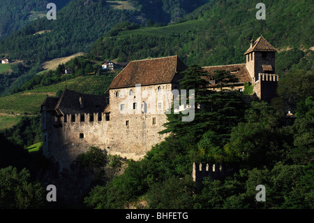 Castello di Runkelstein di fronte a una montagna, Alto Adige, Italia, Europa Foto Stock