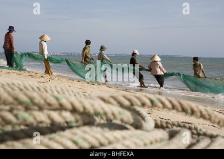 I pescatori con rete da pesca sulla spiaggia di Mui Ne, Binh Thuan Provincia, Asia Foto Stock