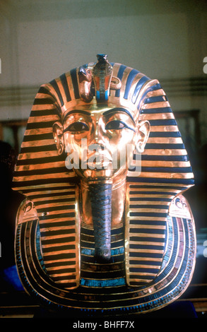 Maschera di oro di Tutankhamun sulla sua mummia-caso. Artista: sconosciuto Foto Stock