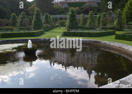 Dunrobin Castle, vicino Golspie, a nord est della Scozia, riflessa nella fontana pond. Foto Stock