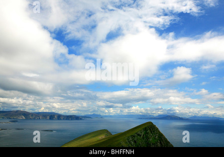 Vista sul mare e sulla costa area sotto cielo velato, scogliere di Croaghaun, Achill Testa, Achill Island, nella contea di Mayo, costa ovest, Irel Foto Stock