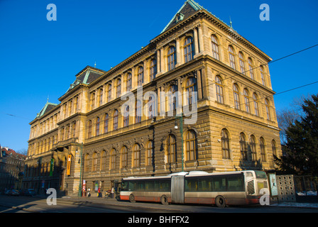 Il bus 133 a Staromestska fermata in da di UPM museo Josefov Praga Repubblica Ceca Europa Foto Stock