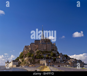 Le Mont Saint Michel, costruita sull'isola di Mont Tombe. La Normandia, Francia. Foto Stock