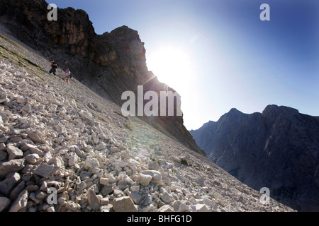 Due escursionisti ascenting il monte Zugspitze, gamma di Wetterstein, Baviera, Germania Foto Stock