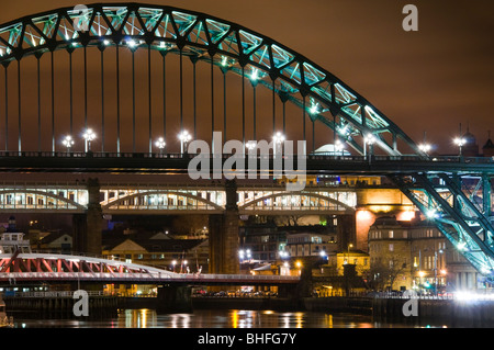 Vista notturna dei ponti che attraversano il fiume Tyne da Newcastle a Gateshead Foto Stock