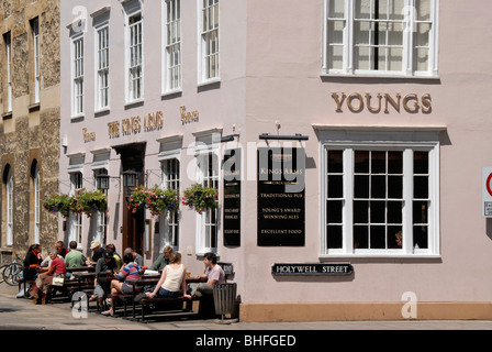 Il re di braccia public house in Oxford Inghilterra è frequentata dalla comunità accademica e di proprietà di Wadham ha college. Foto Stock