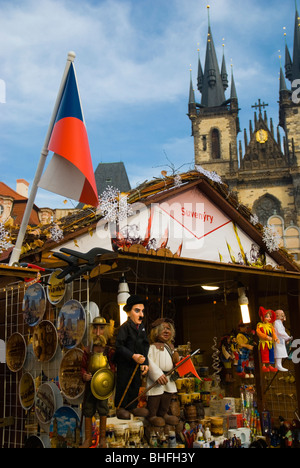 Pressione di stallo di souvenir presso la Piazza della Città Vecchia Praga Repubblica Ceca Europa Foto Stock