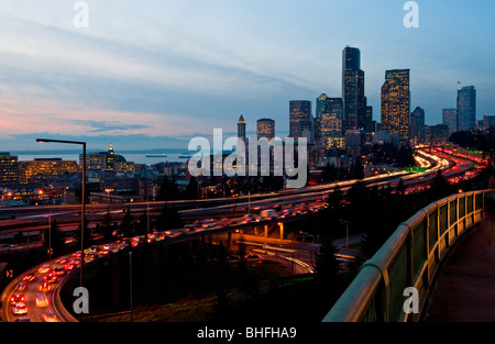 Una vista al tramonto del centro cittadino di Seattle dal XII Street bridge su Beacon Hill accanto al Dott. Jose Rizal Park. I-5 e I-90 superstrade. Foto Stock