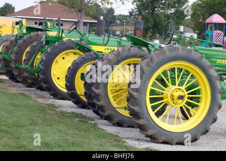 John Deere per i trattori agricoli con colore giallo brillante ruote tutti in riga Foto Stock