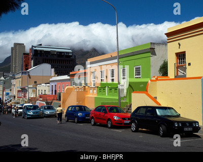 Case sul Wale Street a Bo-Kaap Cape Malay District e il CBD, Table Mountain e Cape Town Sudafrica Foto Stock