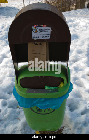 Dog sacchetti per lo smaltimento dei rifiuti attaccato ad un bidone della spazzatura Palmovka Praga Repubblica Ceca Europa Foto Stock