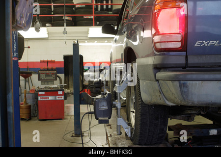 Allineamento delle ruote in high tech auto service shop Foto Stock