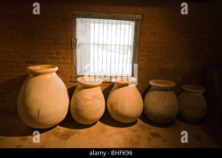 Pentole di creta sono state riempite con il cibo, memorizzati in massa per la refrigerazione, Laura Plantation, Louisiana, sul fiume Road Foto Stock