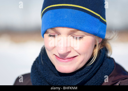 Ritratto di una donna che ride all'aperto in inverno, Winnipeg, Manitoba, Canada. Foto Stock
