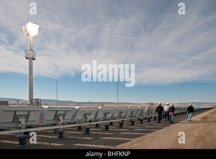 Solare termico impianto di alimentazione con specchi heliostat e torre nella California del Sud Foto Stock