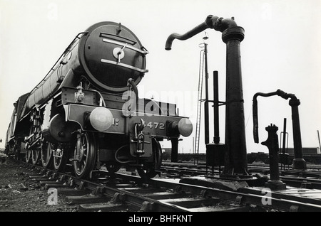 Flying Scotsman 60103 a Doncaster MPD il 6 aprile 1967, mediante le colonne di acqua dove i treni aveva acqua offerte ricaricata. Foto Stock