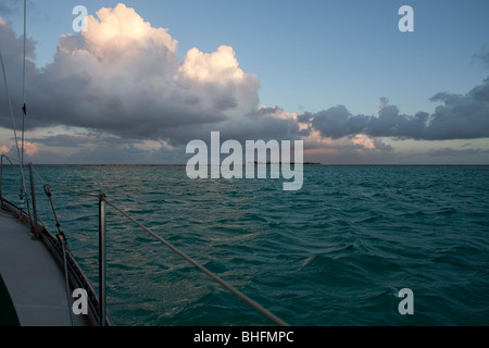 Barca a vela Nei Tobago Cays, meridionale isole Grenadine Foto Stock