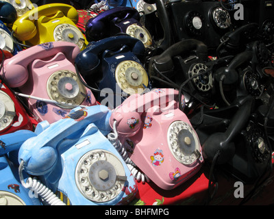 Il vecchio stile telefoni in vendita sul bric a brac mercato di antiquariato in stallo Foto Stock