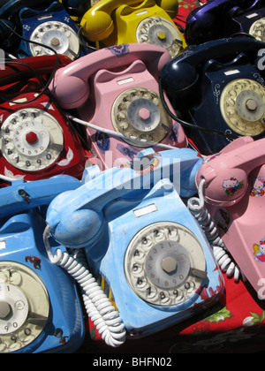 Il vecchio stile telefoni in vendita sul bric a brac mercato di antiquariato in stallo Foto Stock