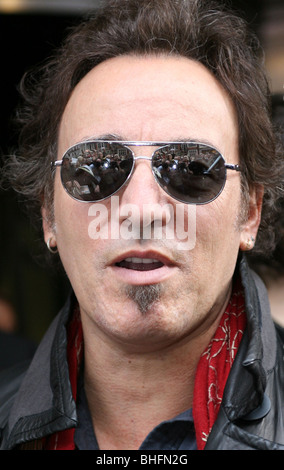 BRUCE SPRINGSTEEN LASCIANDO UN HOTEL A LONDRA Foto Stock