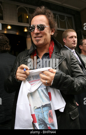 BRUCE SPRINGSTEEN LASCIANDO UN HOTEL A LONDRA Foto Stock