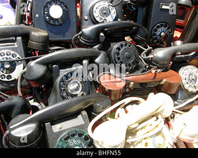 Il vecchio stile telefoni in vendita sul bric a brac mercato di antiquariato in stallo Foto Stock