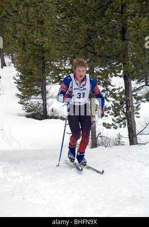 Un cross country (nordic) alta scuola sci racer su un classico Nordic Ski via in Oregon Foto Stock