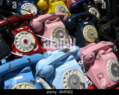 Il vecchio stile telefoni in vendita sul bric a brac mercato di antiquariato in stallo Foto Stock