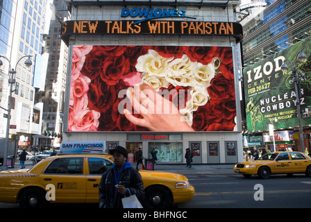 La Walgreen's drug store gigante segno illuminato su una Times Square a New York promuove la vacanza di San Valentino Foto Stock