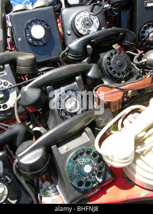 Il vecchio stile telefoni in vendita sul bric a brac mercato di antiquariato in stallo Foto Stock