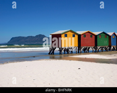 Cabine da spiaggia sulla spiaggia di Muizenberg False Bay Città del Capo Sud Africa Foto Stock