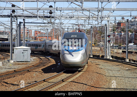 Hi-Speed Acela Express treno sui binari della ferrovia Providence RI USA Foto Stock