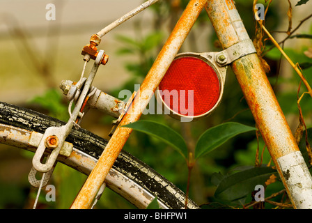 Riflettore sul vecchio arrugginito bicicletta Foto Stock
