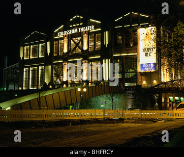 Geografia / viaggi, in Germania, in Renania settentrionale-Vestfalia, Essen, Teatro / Theatre, il teatro Colosseum, vista esterna, night shot, Additional-Rights-Clearance-Info-Not-Available Foto Stock