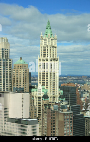 Inferiore dello skyline di Manhattan tra cui il Woolworth Building. Foto Stock
