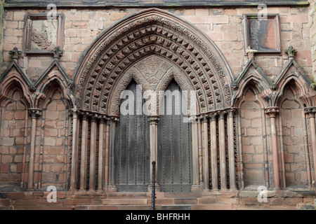 La porta sud di Lichfield Cathedral,adornata con piccoli pilastri e intricati intagli sulle arcate. Foto Stock