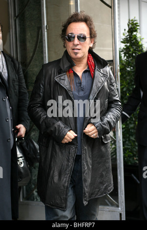 BRUCE SPRINGSTEEN LASCIANDO UN HOTEL A LONDRA Foto Stock