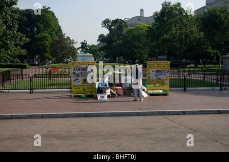 Veglia di pace al di fuori della Casa Bianca, Pennsylvania Avenue a Washington DC, Stati Uniti d'America Foto Stock