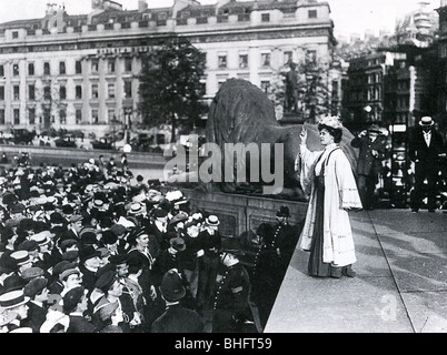 La signora EMILY PANKHURST Emmeline (Inglese) suffragette (1857-1928) rende una parola in Trafalgar Square a principalmente un pubblico maschile Foto Stock