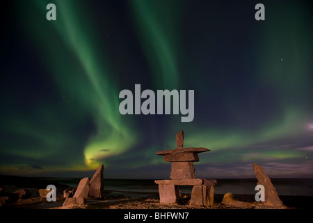 Luci del nord, Aurora boreale, al di sopra di un inukshuk nella città di Churchill, la Baia di Hudson, Manitoba, Canada. Foto Stock
