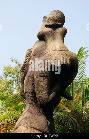 La madre e il bambino scultura in pietra in Quilon City Park a Kerala, India Foto Stock