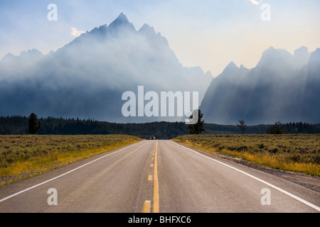 Montare Teton in Grand Teton National Park Wyoming. Lake Jenny Loop Road Scenic Byway. Il fumo proveniente da incendi controllati. Foto Stock