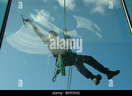 Detergente per vetri al di fuori del centro baltico, Gateshead, Tyne and Wear, England, Regno Unito Foto Stock