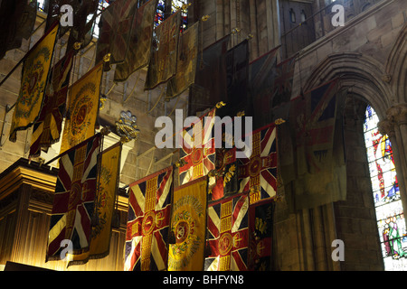 Splendidamente illuminate e situato nel transetto sud a Lichfield Cathedral, il Regimental colori visualizzati con orgoglio e onore Foto Stock