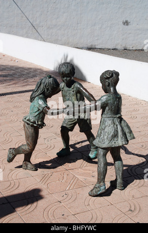 Scultura in bronzo in strada in Spagna dei bambini che giocano. Foto Stock